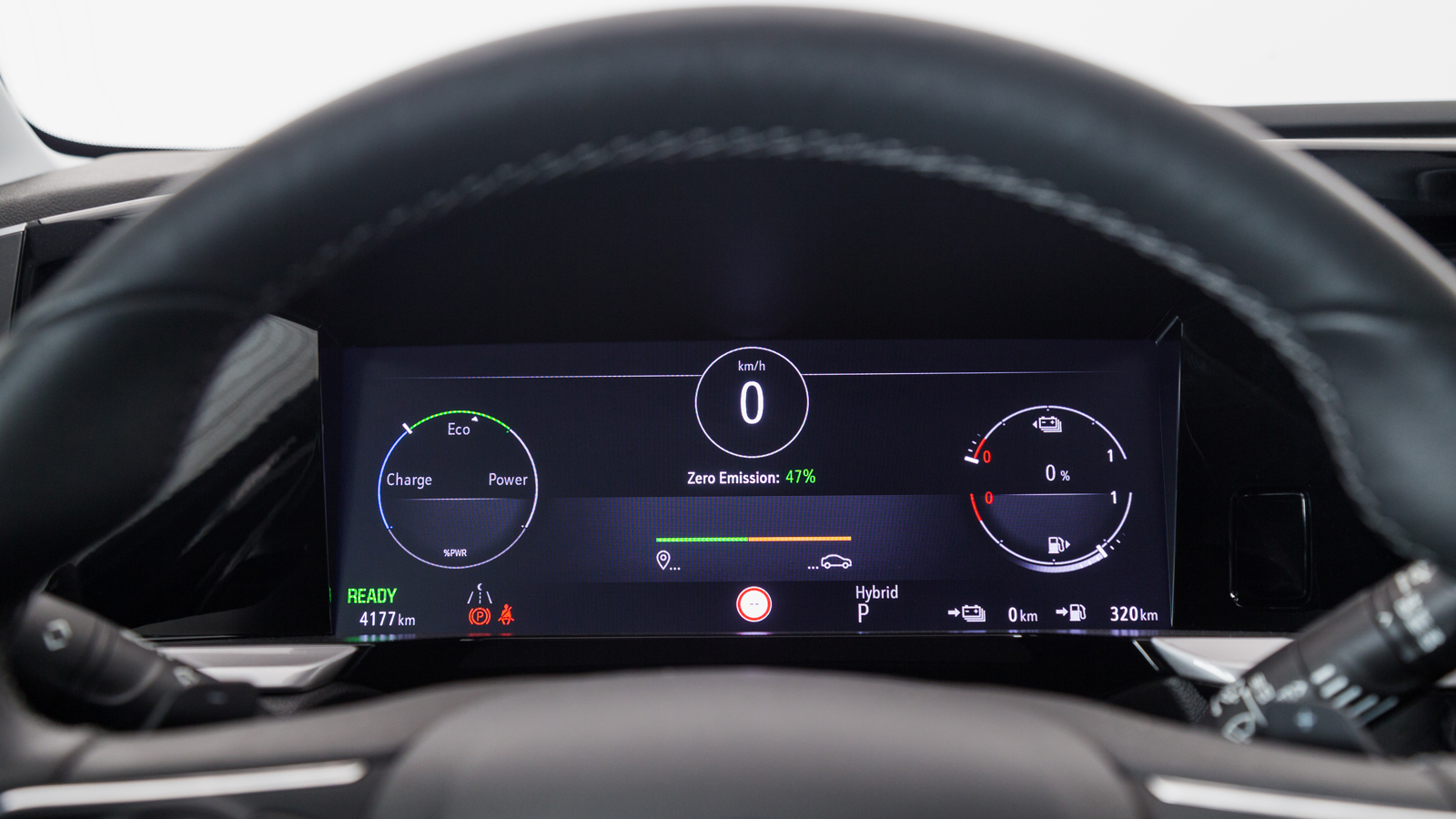 Ο ψηφιακός πίνακας οργάνων δίνει όλες τις απαραίτητες πληροφορίες στον οδηγό, με τα γραφικά να είναι λιτά αλλά ευκρινή